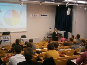 Vortrag im Seminar Marktorientierte Unternehmensführung" von Hr. Dr. Stefan Kaufmann nach Vorstellung durch Hr. Prof. Dr. Torsten Spandl
